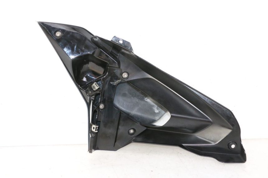 photo de RIGHT FRONT FAIRING BMW G310 R 310 (2016 - 2020) - Fixing points details