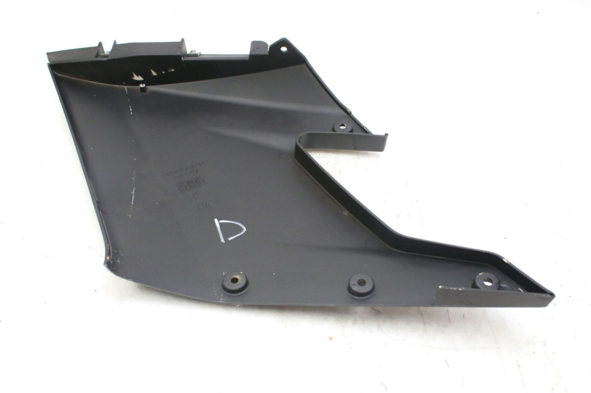 photo de RIGHT FRONT SIDE PANEL DERBI GPR 50 (2004 - 2009) - Zoom on usage condition