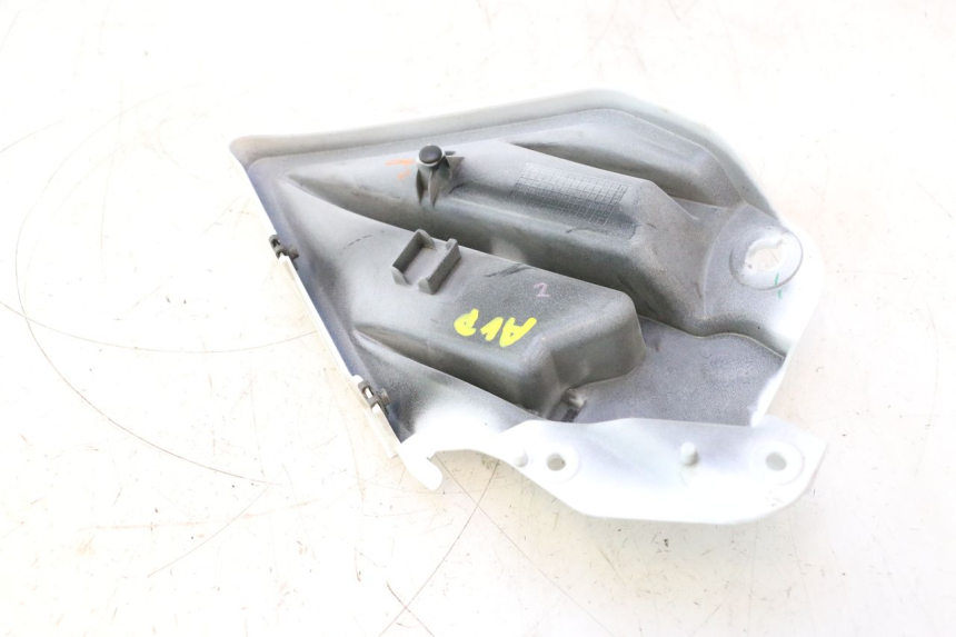 photo de FRONT RIGHT LOWER SIDE PANEL YAMAHA FZ8 800 (2010 - 2016) - Technical close-up