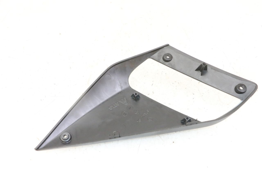 photo de RIGHT FRONT FAIRING GILERA NEXUS 125 (2009 - 2013) - Fixing points details