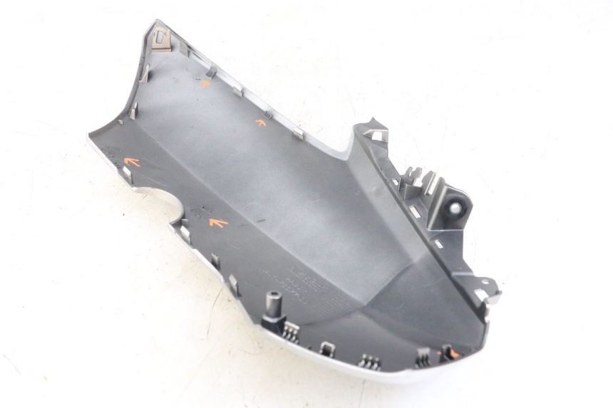 photo de RIGHT FRONT SIDE PANEL YAMAHA XMAX X-MAX ABS 125 (2017 - 2020) - Zoom on usage condition