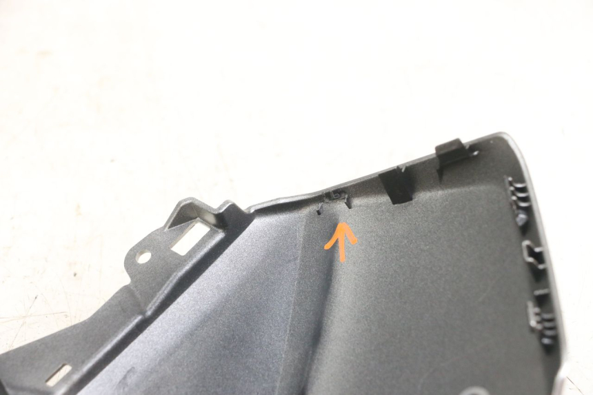 photo de RIGHT FRONT SIDE PANEL YAMAHA XMAX X-MAX ABS 125 (2017 - 2020) - Fixing points details