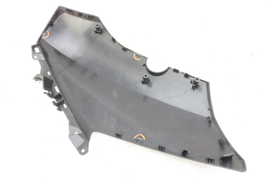 photo de RIGHT FRONT FAIRING YAMAHA XMAX X-MAX 125 (2021 - 2025) - Zoom on usage condition