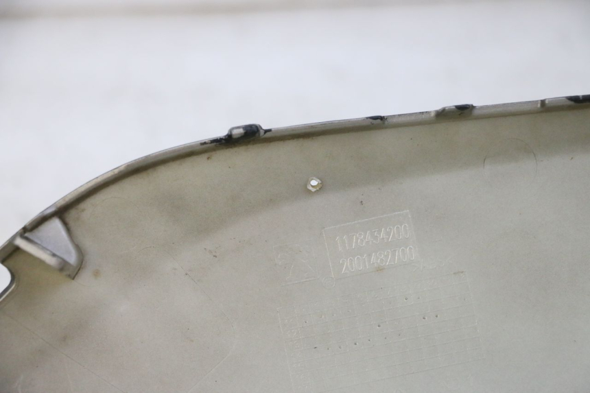 photo de LEFT FRONT FAIRING PEUGEOT CITYSTAR 50 (2013 - 2017) - Zoom on usage condition