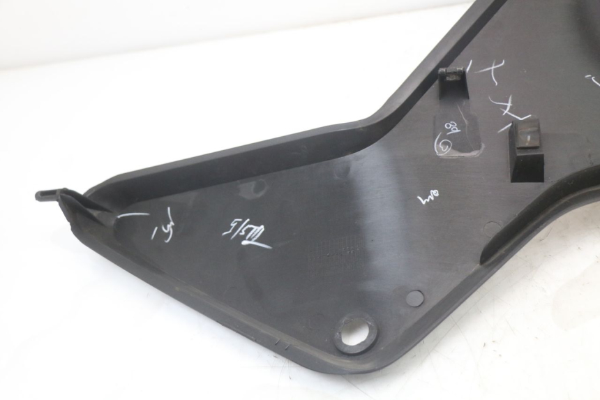 photo de LEFT FRONT FAIRING HUSQVARNA SVARTPILEN 401 (2018 - 2023) - Fixing points details