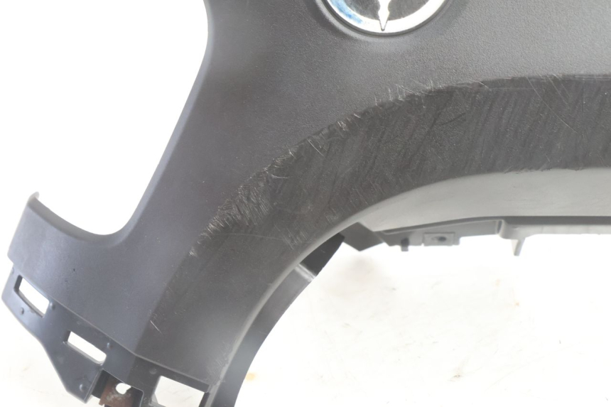photo de FRONT LEFT LOWER SIDE PANEL YAMAHA N-MAX NMAX 125 (2021 - 2024) - Zoom on usage condition