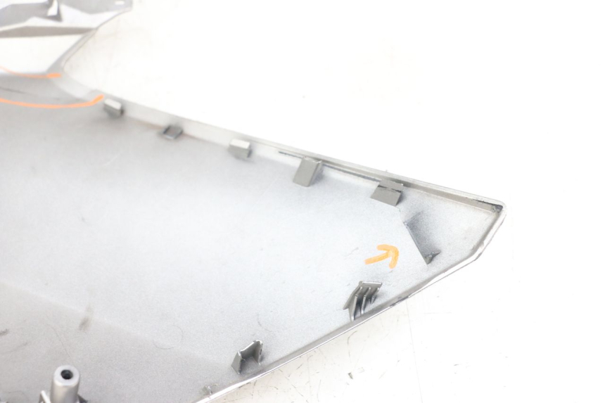 photo de LEFT FRONT SIDE PANEL YAMAHA XMAX X-MAX ABS 125 (2017 - 2020) - Zoom on usage condition