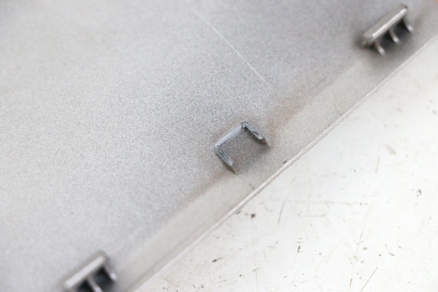 photo de LEFT FRONT SIDE PANEL YAMAHA XMAX X-MAX ABS 125 (2017 - 2020) - Technical close-up