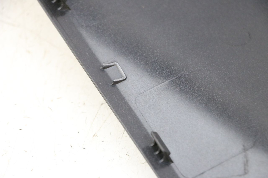 photo de LEFT FRONT FAIRING YAMAHA XMAX X-MAX 125 (2021 - 2025) - Zoom on usage condition