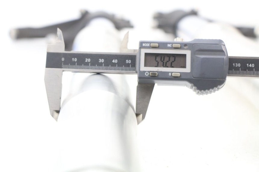 photo de FORKS LEG HONDA CBR RR FIREBLADE 1000 (2006 - 2007) - Zoom on usage condition