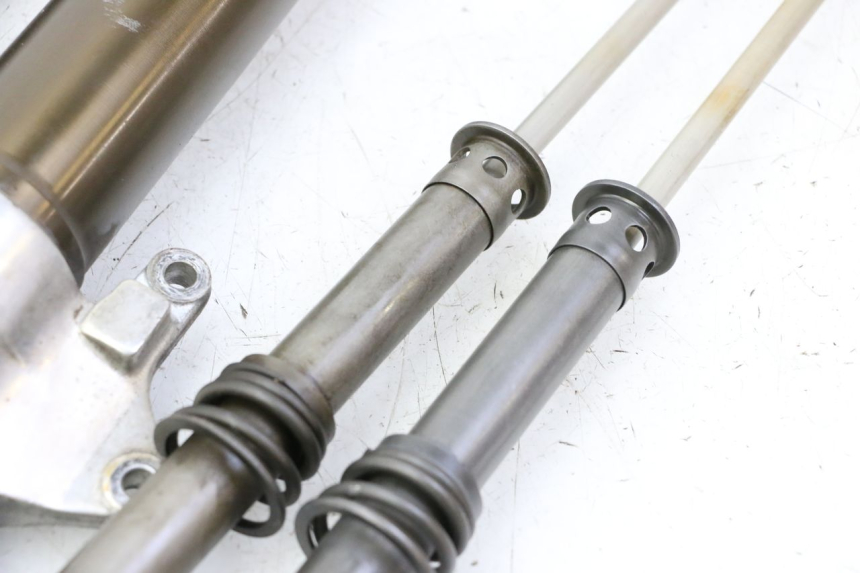 photo de FORKS LEG HONDA CBR RR FIREBLADE 900 (1992 - 1994) - Detailed visual inspection