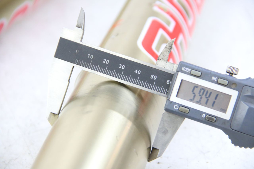 photo de FORK TUBE HONDA CRF 250 (2010 - 2013) - Technical close-up
