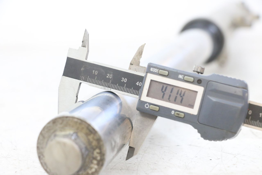 photo de RIGHT FORK TUBE YAMAHA FJ 3CX 1200 (1986 - 1996) - Zoom on usage condition