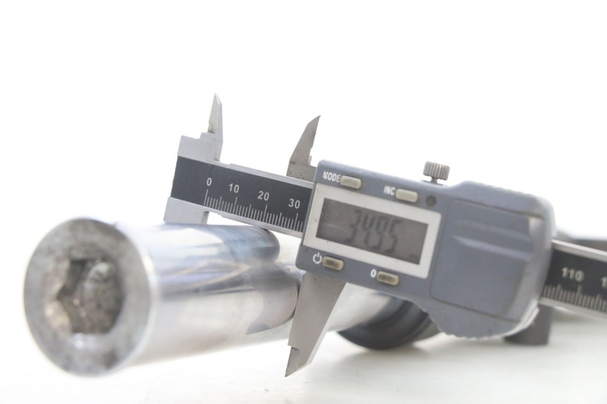 photo de RIGHT FORKS LEG YAMAHA X-MAX XMAX 125 (2010 - 2013) - Fixing points details