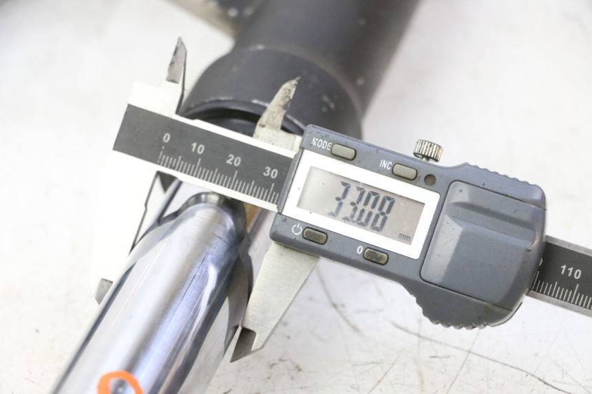 photo de FORKS LEG PEUGEOT ELYSTAR 50 (2002 - 2014) - Zoom on usage condition