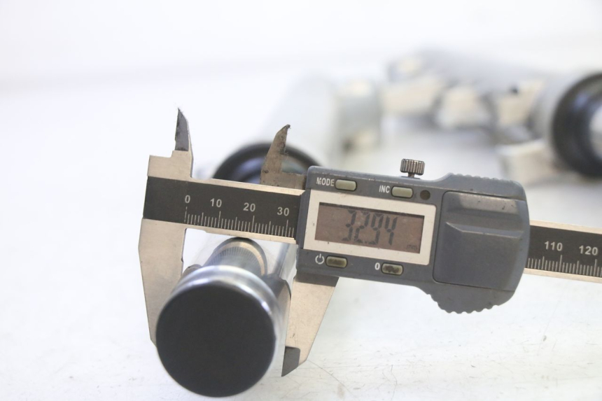 photo de FORKS LEG HONDA FES S-WING SWING ABS 125 (2007 - 2015) - High-resolution close-up