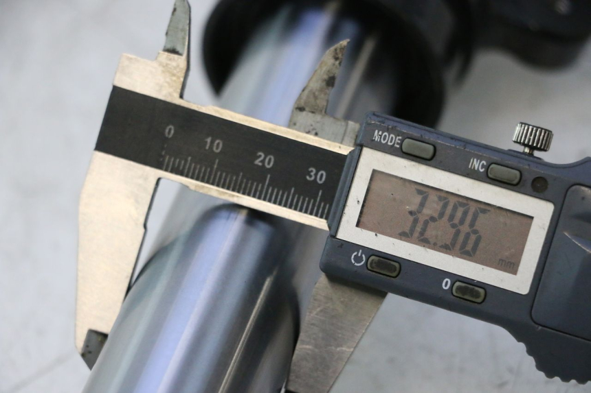 photo de LEFT FORKS LEG YAMAHA BW'S BWS 125 (2010 - 2013) - Component detail