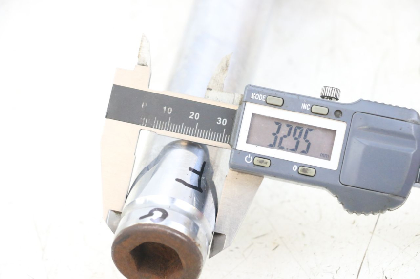 photo de LEFT FORK TUBE KYMCO DINK 4T 50 (2007 - 2018) - Zoom on usage condition