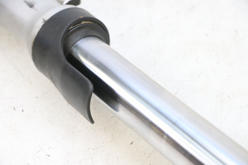 photo de LEFT FORKS LEG YAMAHA FZ6 N FAZER 600 (2004 - 2006) - Alternative perspective