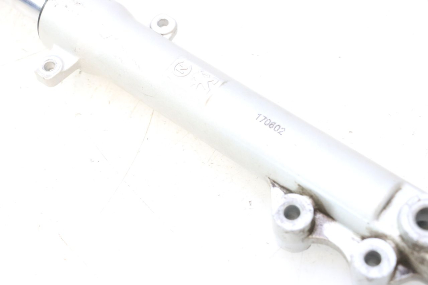 photo de LEFT FORKS LEG PEUGEOT KISBEE 4T 50 (2010 - 2017) - Zoom on usage condition