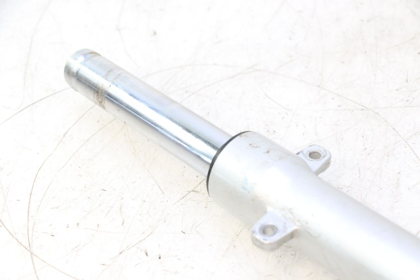 photo de LEFT FORKS LEG PEUGEOT KISBEE 4T 50 (2018 - 2022) - Additional view of the item