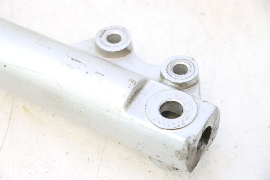 photo de LEFT FORKS LEG PEUGEOT KISBEE 4T 50 (2018 - 2022) - Distinctive features