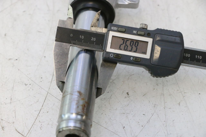 photo de LEFT FORKS LEG PEUGEOT KISBEE 4T 50 (2018 - 2022) - Alternative perspective