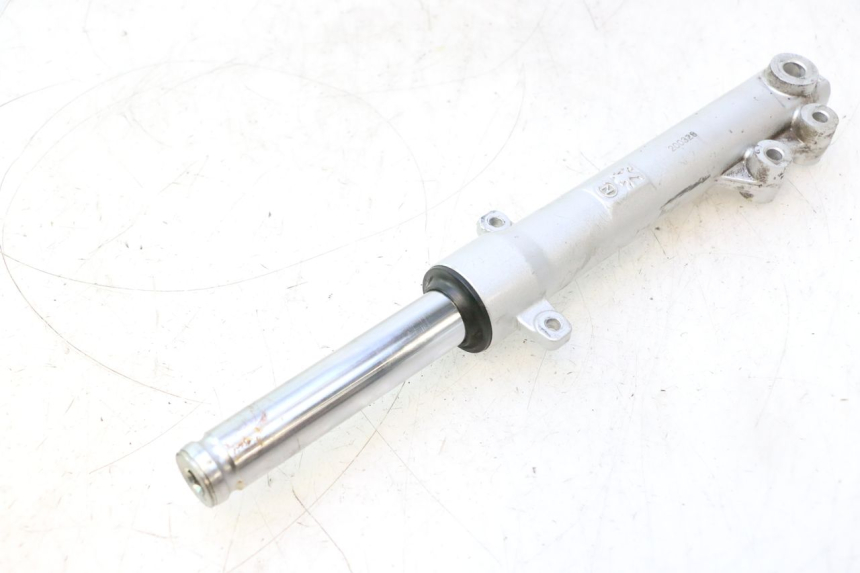 photo de LEFT FORKS LEG PEUGEOT KISBEE 4T 50 (2018 - 2022) - Surface and material condition