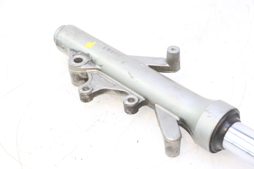 photo de LEFT FORKS LEG YAMAHA YP MAJESTY 125 (1998 - 2001) - Additional view of the item