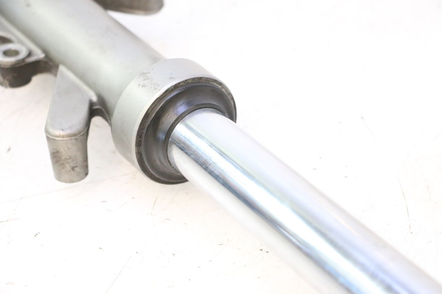 photo de LEFT FORKS LEG YAMAHA YP MAJESTY 125 (1998 - 2001) - Distinctive features