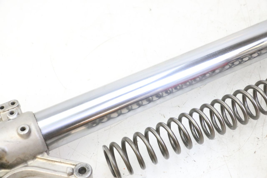 photo de LEFT FORKS LEG YAMAHA YZ 125 (1998 - 2005) - Additional view of the item