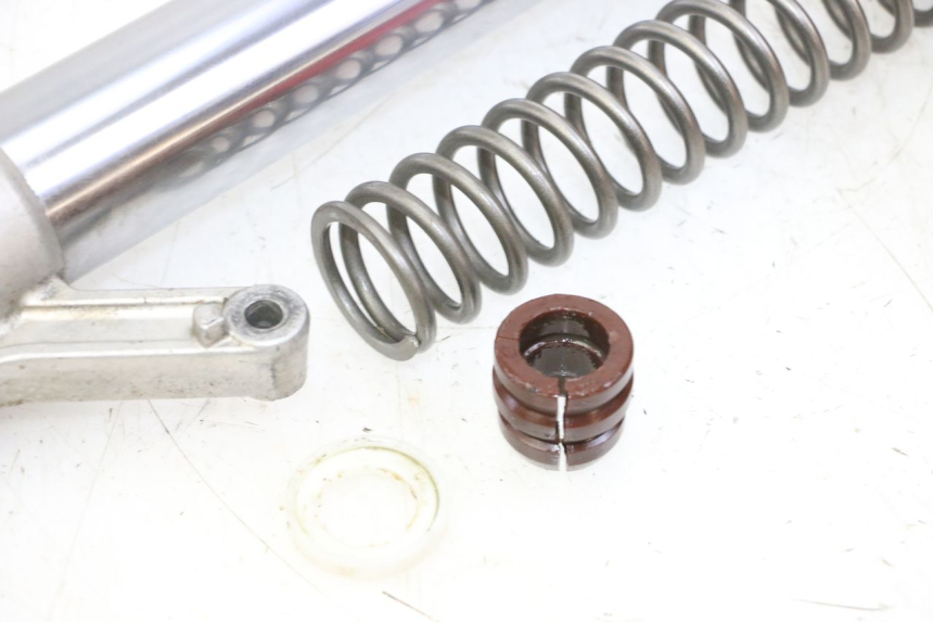 photo de LEFT FORKS LEG YAMAHA YZ 125 (1998 - 2005) - High-resolution close-up