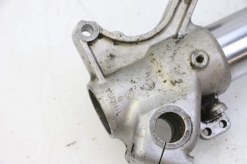 photo de LEFT FORKS LEG YAMAHA YZ 125 (1998 - 2005) - Fixing points details