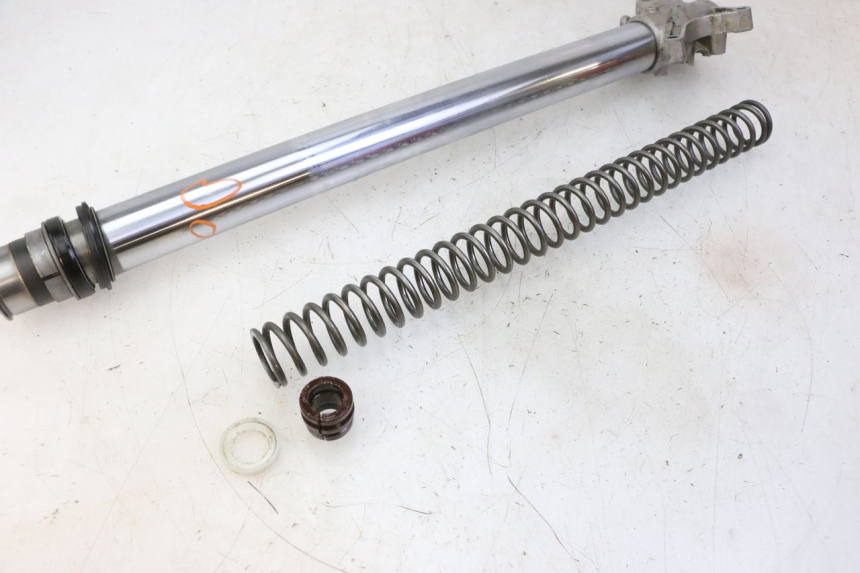 photo de LEFT FORKS LEG YAMAHA YZ 125 (1998 - 2005) - Surface and material condition