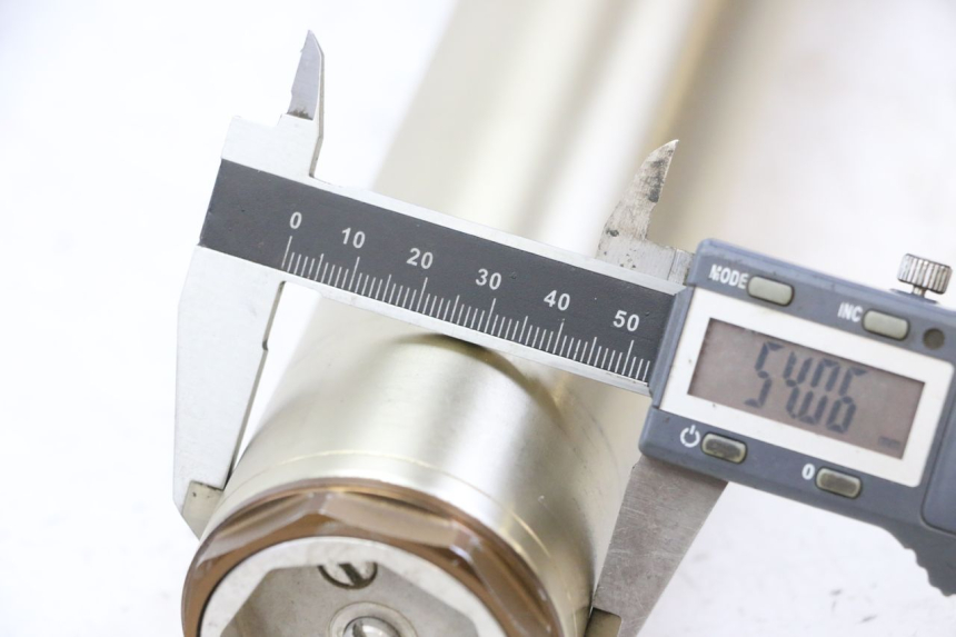 photo de LEFT FORKS LEG YAMAHA YZF YZ-F 450 (2014 - 2016) - Technical close-up