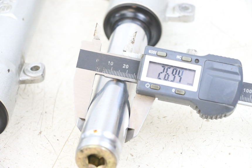 photo de FORKS LEG PEUGEOT KISBEE 2T 50 (2018 - 2022) - Zoom on usage condition