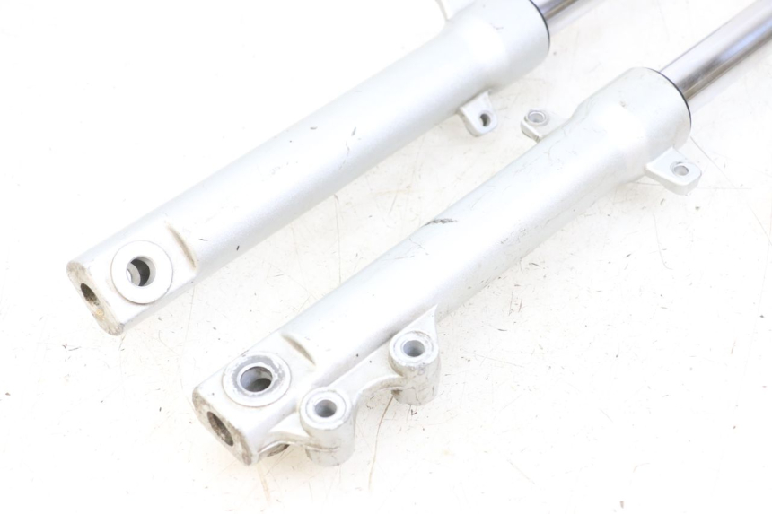 photo de FORKS LEG PEUGEOT KISBEE 2T 50 (2018 - 2022) - Fixing points details