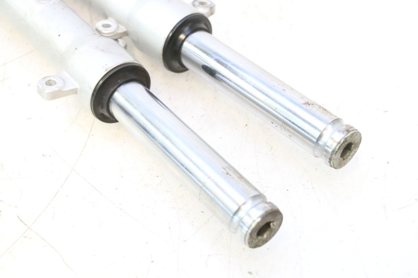 photo de FORKS LEG PEUGEOT KISBEE 2T 50 (2010 - 2017) - Alternative perspective