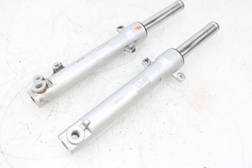 photo de FORKS LEG PEUGEOT KISBEE 4T 50 (2018 - 2022) - Zoom on usage condition