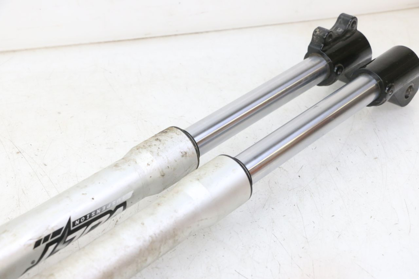 photo de FORK TUBE APOLLO RFZ 150 - Technical close-up