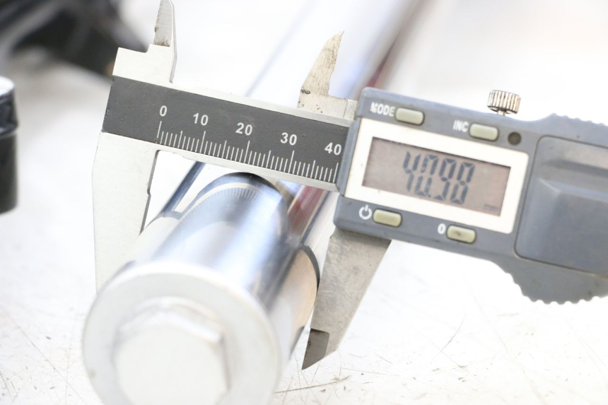 photo de FORKS LEG ROYAL ENFIELD CONTINENTAL GT 650 (2019 - 2024) - Fixing points details