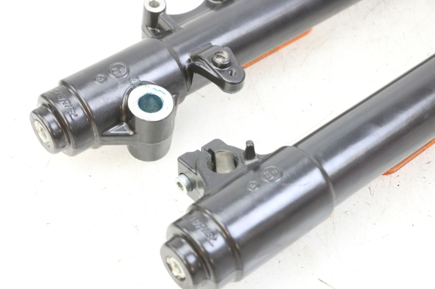 photo de FORKS LEG ROYAL ENFIELD SCRAM 411 (2022 - 2024) - Fixing points details