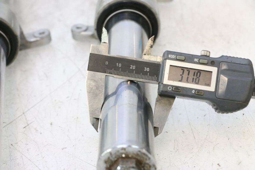 photo de FORKS LEG PEUGEOT SATELIS 125 (2013 - 2018) - Zoom on usage condition