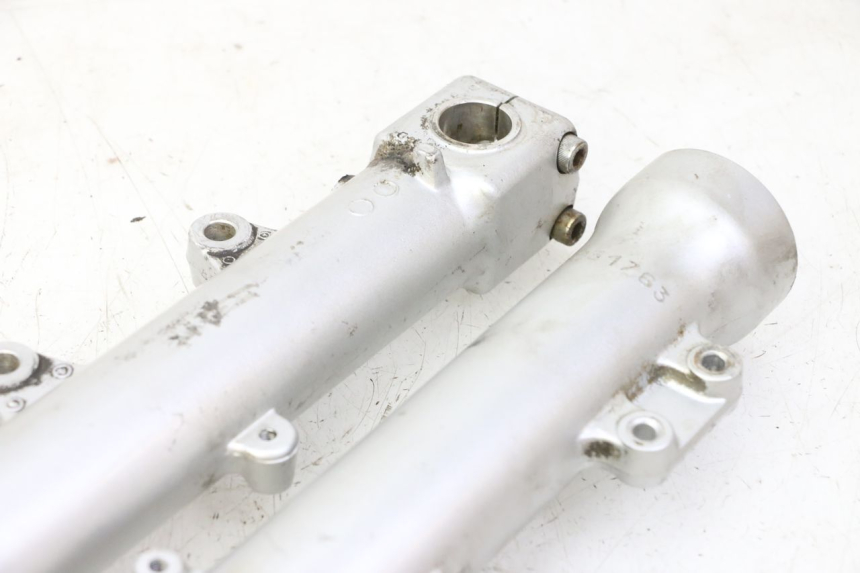 photo de FORKS LEG TRIUMPH SPRINT 900 (1995 - 1998) - Fixing points details