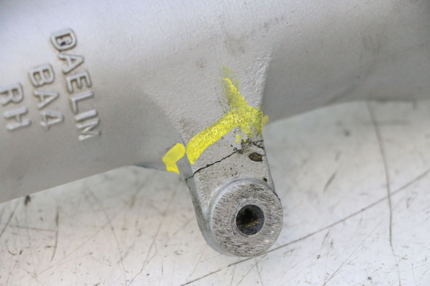 photo de FORKS LEG DAELIM VJ ROADWIN 125 (2004 - 2007) - Fixing points details