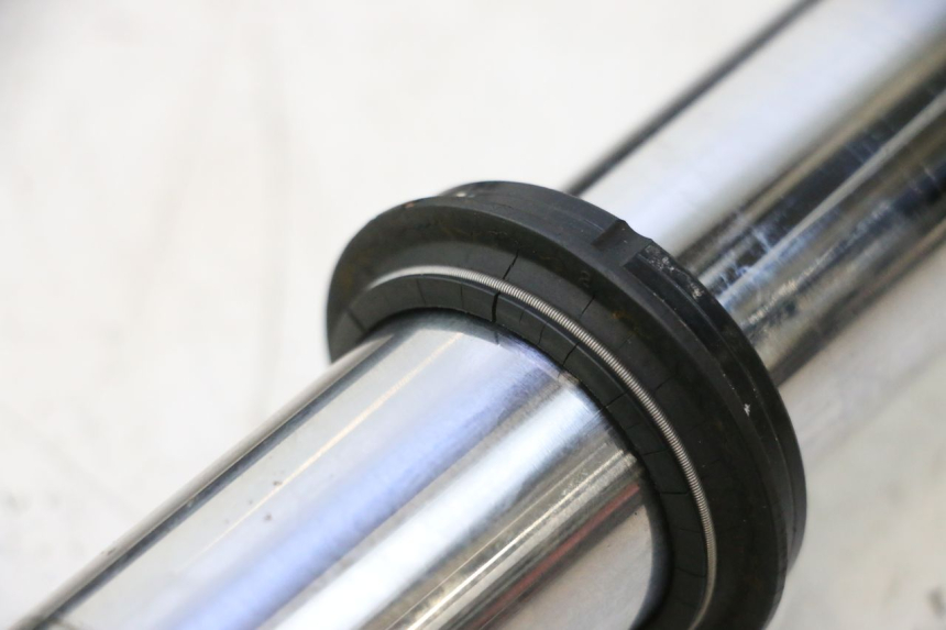photo de FORK TUBE YAMAHA XMAX X-MAX 125 (2006 - 2009) - Component zoom