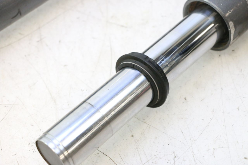 photo de FORK TUBE YAMAHA XMAX X-MAX 125 (2006 - 2009) - High-resolution close-up