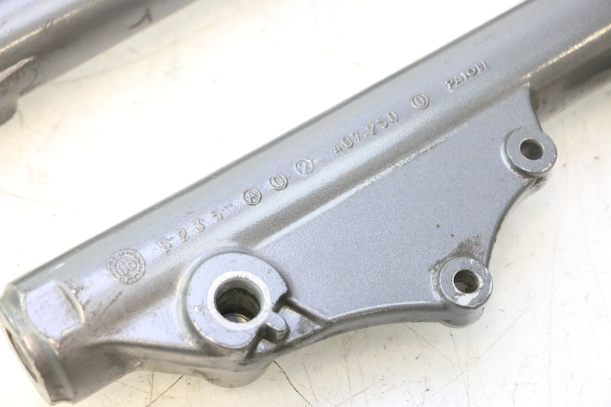 photo de FORK TUBE YAMAHA XMAX X-MAX 125 (2006 - 2009) - Detailed visual inspection