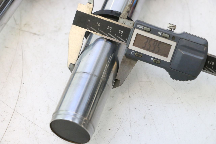 photo de FORK TUBE YAMAHA XMAX X-MAX 125 (2006 - 2009) - Fixing points details
