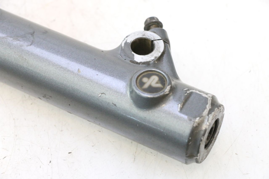 photo de FORK TUBE YAMAHA XMAX X-MAX 125 (2006 - 2009) - Detailed visual inspection